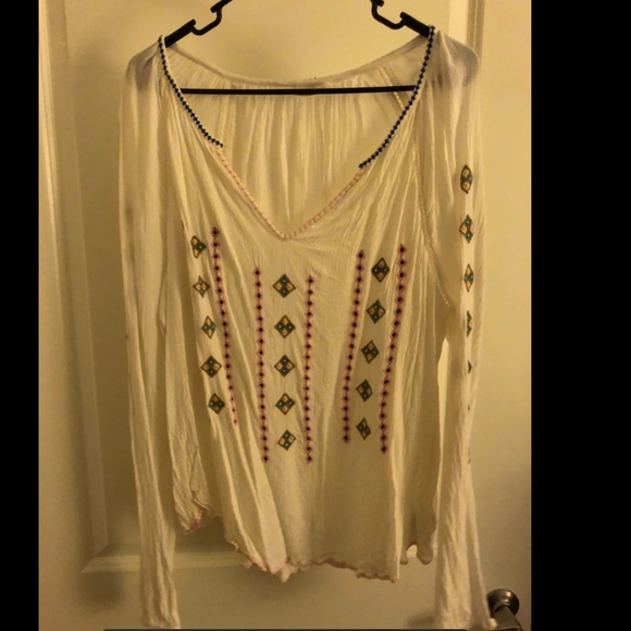 NEW Flowy Embroidered Crepe Top GAP - Picture 2 of 4